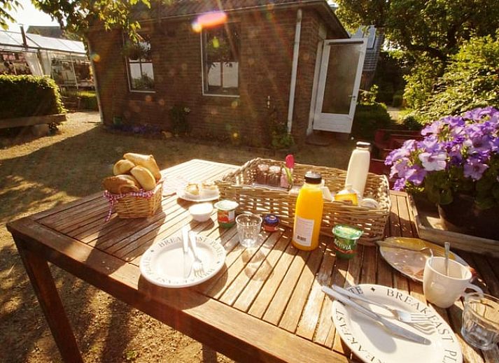 Cozy living room in Cottage in Hank, vacation home in Heart of Brabant, North Brabant, overlooking the garden.