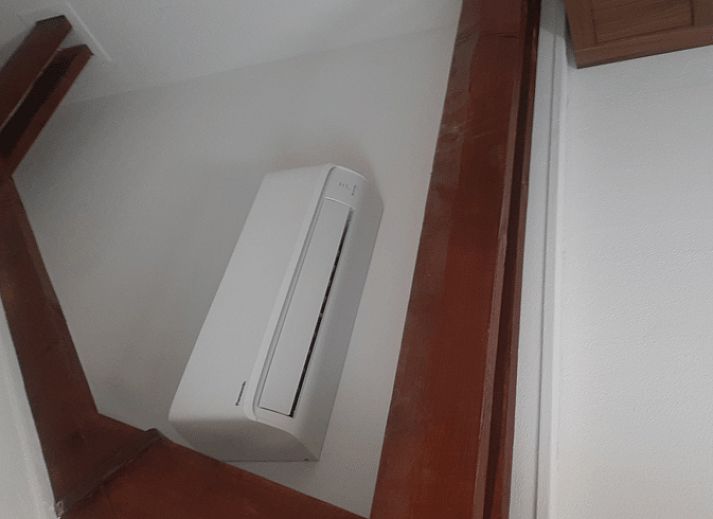 Vakantiehuisje in Hank, gelegen in Hart van Brabant, Noord Brabant, met een prachtig uitzicht op de omringende natuur en een vogel in vlucht.