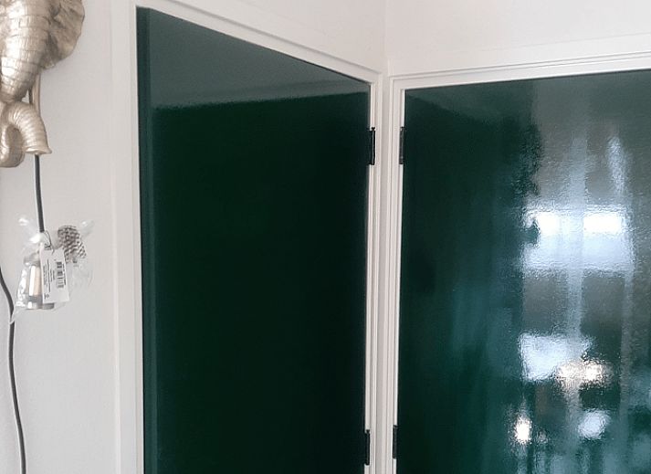 Vakantiehuisje in Hank, gelegen in Hart van Brabant, Noord Brabant, met een prachtig uitzicht op de omringende natuur en een vogel in vlucht.