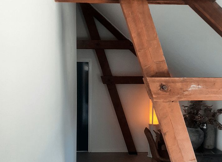 Vakantiehuisje in Hank, gelegen in Hart van Brabant, Noord Brabant, met een prachtig uitzicht op de omringende natuur en een vogel in vlucht.