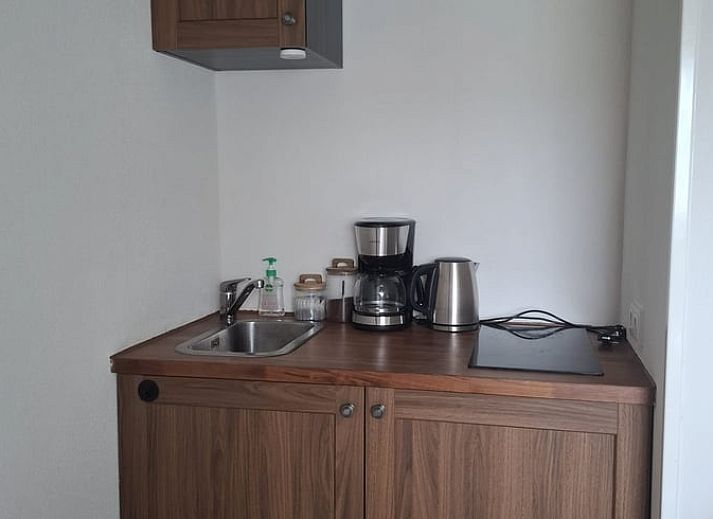 Karakteristieke groene luiken van Vakantiehuisje in Hank, Noord Brabant, benadrukken de authentieke charme van dit vakantiehuis in Hart van Brabant.