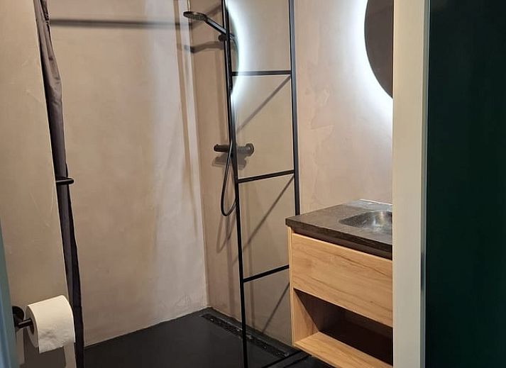 Slaapkamer in Vakantiehuisje in Hank, Noord Brabant, biedt een comfortabele en rustige ruimte voor een ontspannen verblijf in Hart van Brabant.