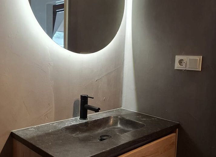 Slaapkamer in Vakantiehuisje in Hank, Noord Brabant, biedt een comfortabele en rustige ruimte voor een ontspannen verblijf in Hart van Brabant.