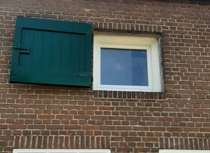 Moderne badkamer met douche in Vakantiehuisje in Hank, Noord Brabant, biedt comfort en stijl in het Hart van Brabant.
