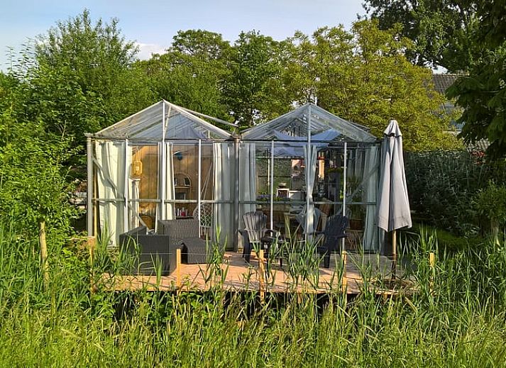 Gezellige binnenruimte van Vakantiehuisje in Hank, Noord Brabant, met comfortabele zitplaatsen en sfeervolle decoratie.