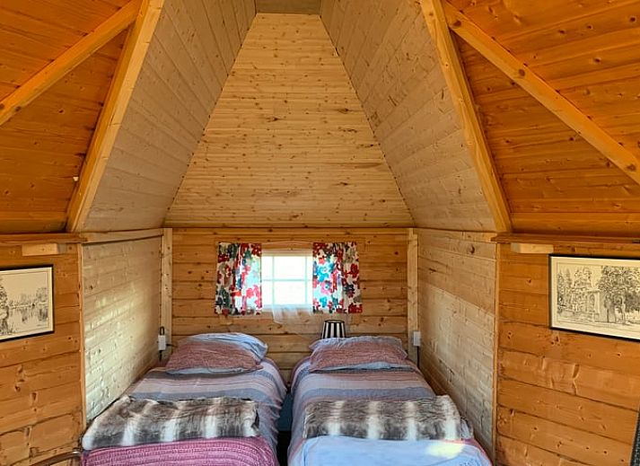 Ferienhaus in Gemonde, Nord-Brabant, umgeben von ueppiger Natur und einem Regenbogen, ideal fuer Naturliebhaber.