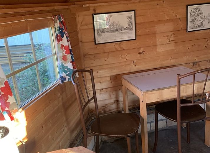 Ferienhaus in Gemonde, Nord-Brabant, umgeben von ueppiger Natur und einem Regenbogen, ideal fuer Naturliebhaber.