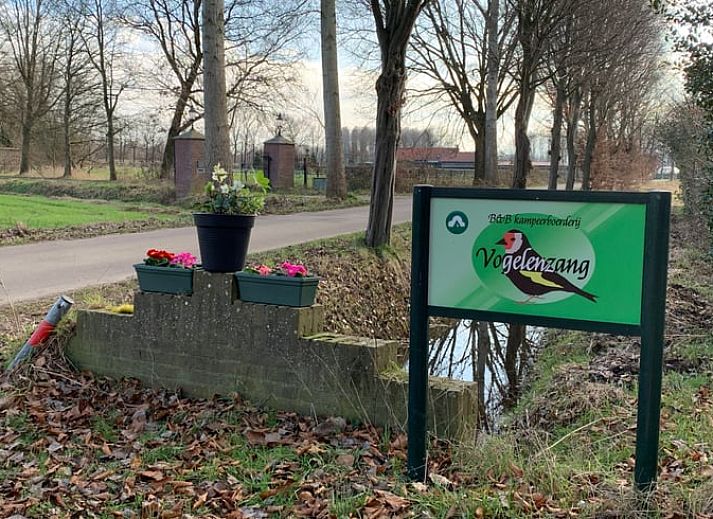 Ferienhaus in Gemonde, Nord-Brabant, umgeben von ueppiger Natur und einem Regenbogen, ideal fuer Naturliebhaber.