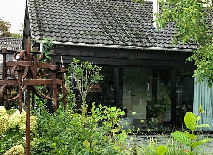 Charmante ingang van Vakantiehuisje in Gemonde, Noord Brabant, omgeven door groen en natuur.