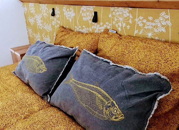 Gezellige woonkamer met houten balken in Vakantiehuisje in Gemonde, Noord Brabant.