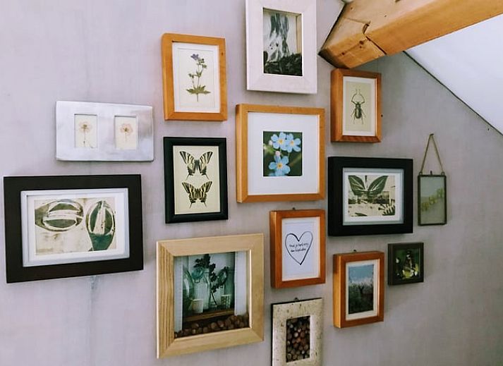 Gezellige woonkamer met houten balken in Vakantiehuisje in Gemonde, Noord Brabant.