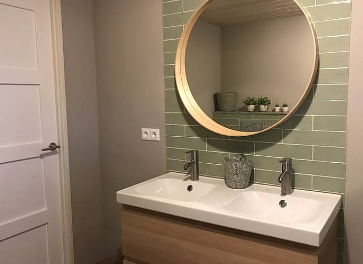 Gezellige woonkamer met houten balken in Vakantiehuisje in Gemonde, Noord Brabant.