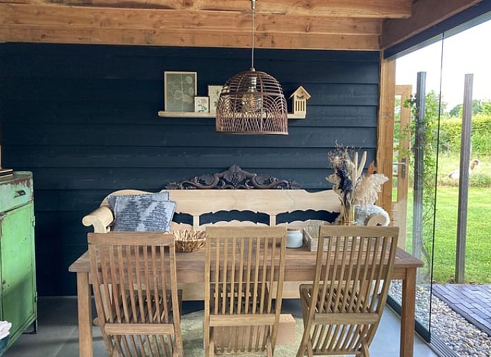 Knusse open haard in Vakantiehuisje in Gemonde, een warm verblijf in Noord Brabant.