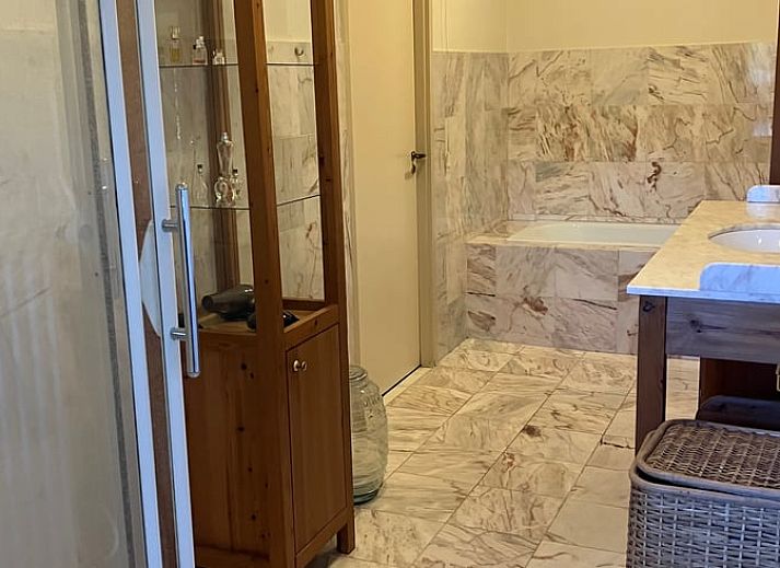 Geniessen Sie den ruhigen Garten des Ferienhauses in Boxtel, Nordbrabant, mit einer rustikalen Terrasse inmitten der ueppigen Natur.