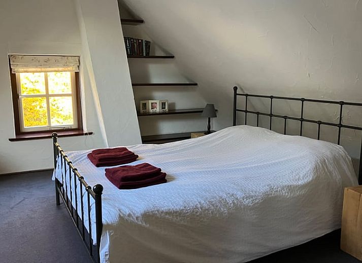 Geniessen Sie den ruhigen Garten des Ferienhauses in Boxtel, Nordbrabant, mit einer rustikalen Terrasse inmitten der ueppigen Natur.