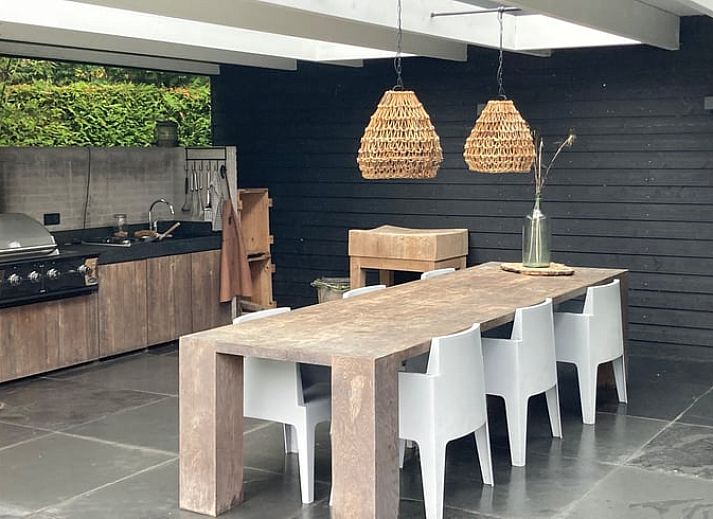 Ontspan bij het zwembad van Huisje in Boxtel, een vakantiehuis in Hart van Brabant, Noord Brabant, omgeven door weelderige natuur.