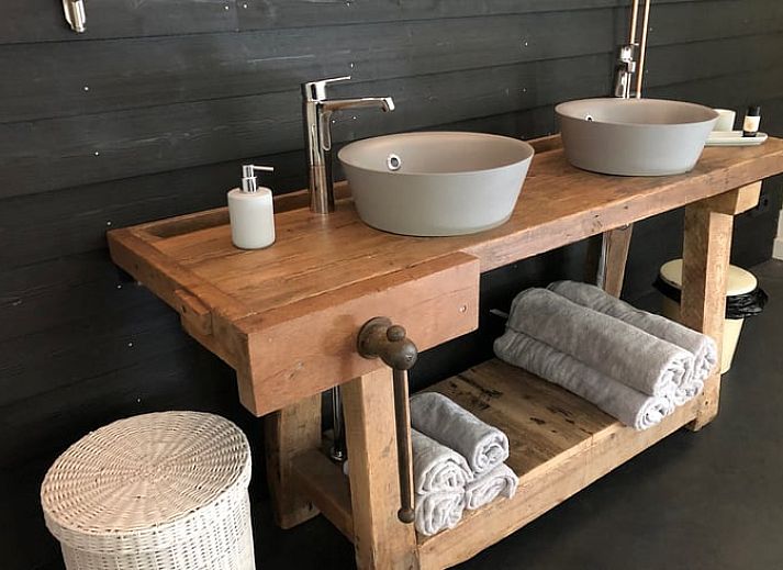 Ontspan bij het zwembad van Huisje in Boxtel, een charmante vakantiewoning in het hart van Noord Brabant, omringd door groen en rust.