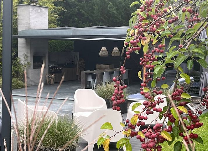 Ontspan bij het zwembad van Huisje in Boxtel, een charmante vakantiewoning in het hart van Noord Brabant, omringd door groen en rust.