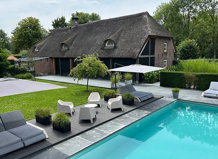 Geniet van luxe ontspanning bij Huisje in Boxtel, een vakantiehuis met zwembad in het hart van Brabant, omgeven door natuur.