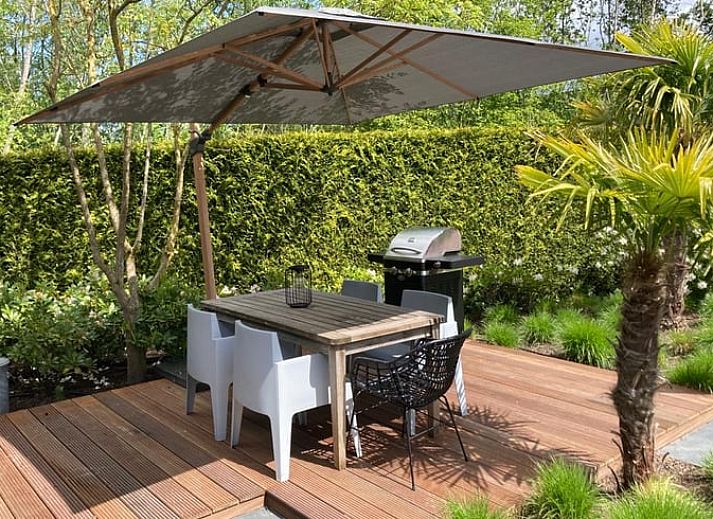 Geniet van luxe ontspanning bij Huisje in Boxtel, een vakantiehuis met zwembad in het hart van Brabant, omgeven door natuur.