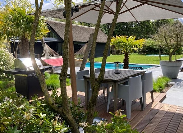 Geniet van luxe ontspanning bij Huisje in Boxtel, een vakantiehuis met zwembad in het hart van Brabant, omgeven door natuur.