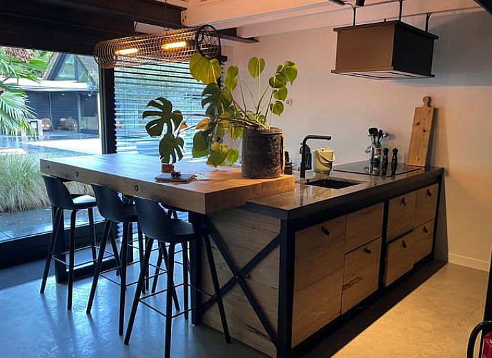 Geniet van luxe ontspanning bij Huisje in Boxtel, een vakantiehuis met zwembad in het hart van Brabant, omgeven door natuur.