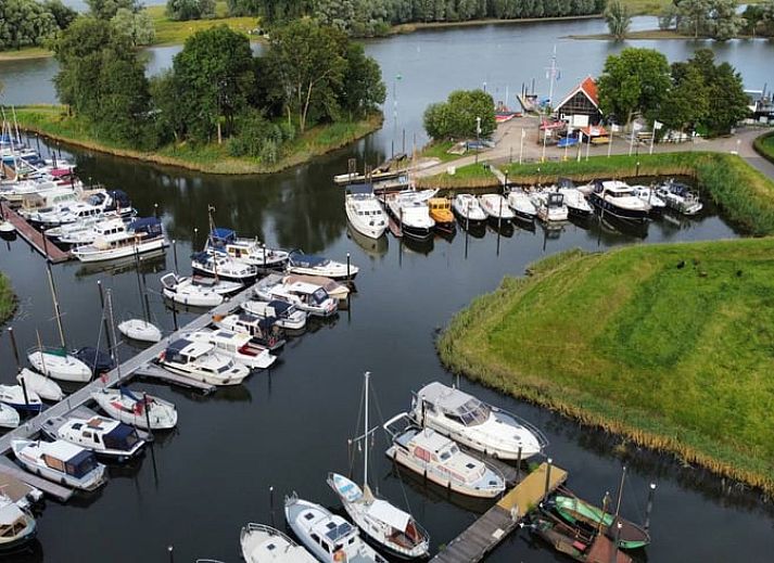 Schlafzimmer mit Blick auf das Wasser im Ferienhaus in Woudrichem, Nordbrabant.