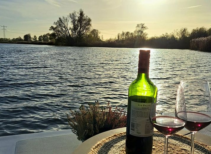Schlafzimmer mit Blick auf das Wasser im Ferienhaus in Woudrichem, Nordbrabant.