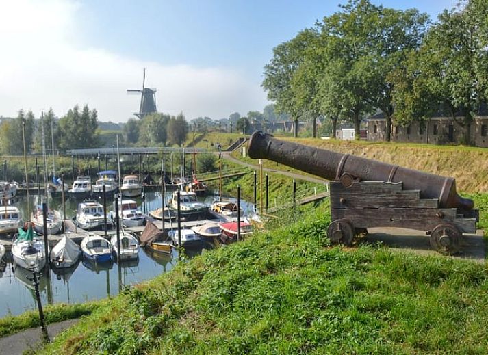 Schlafzimmer mit Blick auf das Wasser im Ferienhaus in Woudrichem, Nordbrabant.