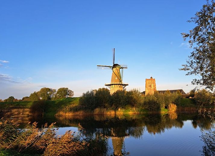 Schlafzimmer mit Blick auf das Wasser im Ferienhaus in Woudrichem, Nordbrabant.