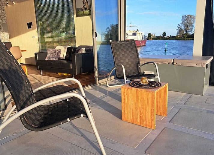 Gemuetliches Wohnzimmer des Ferienhauses in Woudrichem mit Blick auf den Fluss, Nordbrabant.