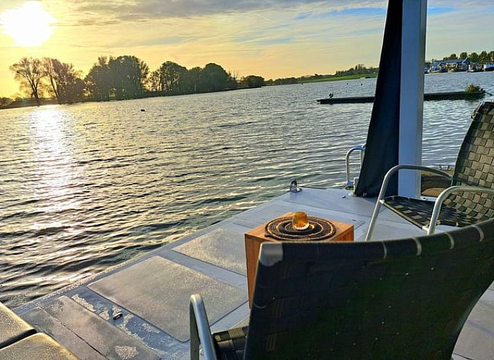 Gemuetliches Wohnzimmer des Ferienhauses in Woudrichem mit Blick auf den Fluss, Nordbrabant.