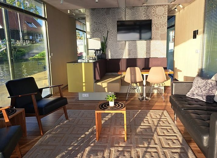 Gemuetliches Wohnzimmer des Ferienhauses in Woudrichem mit Blick auf den Fluss, Nordbrabant.