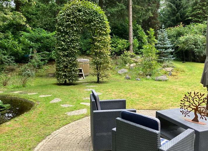 Ontspan in de hot tub bij Vakantiehuis in Nuenen, een knusse chalet in Hart van Brabant, Noord Brabant.