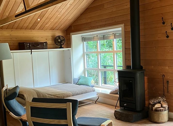 Zonnig terras bij Vakantiehuis in Nuenen, een chalet in Hart van Brabant, Noord Brabant, perfect voor ontspanning.