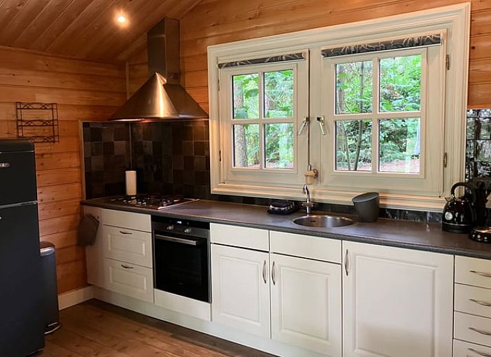 Zonnig terras bij Vakantiehuis in Nuenen, een chalet in Hart van Brabant, Noord Brabant, perfect voor ontspanning.