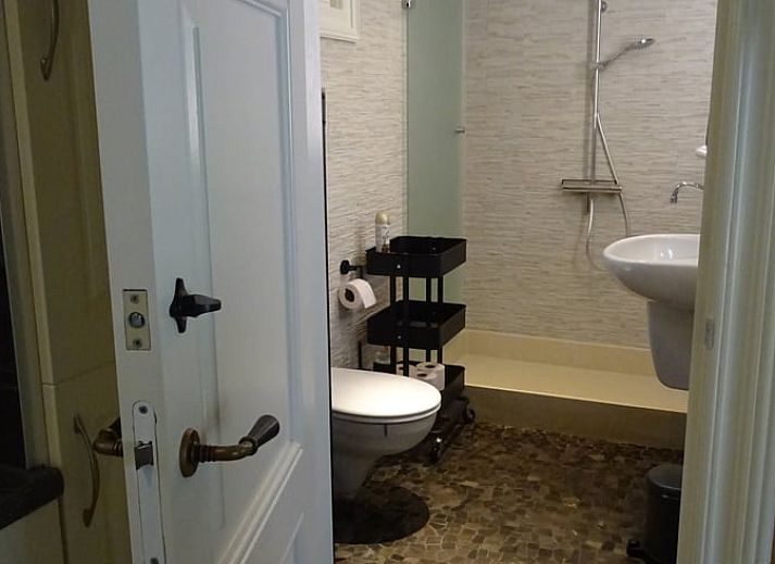 Zonnig terras bij Vakantiehuis in Nuenen, een chalet in Hart van Brabant, Noord Brabant, perfect voor ontspanning.