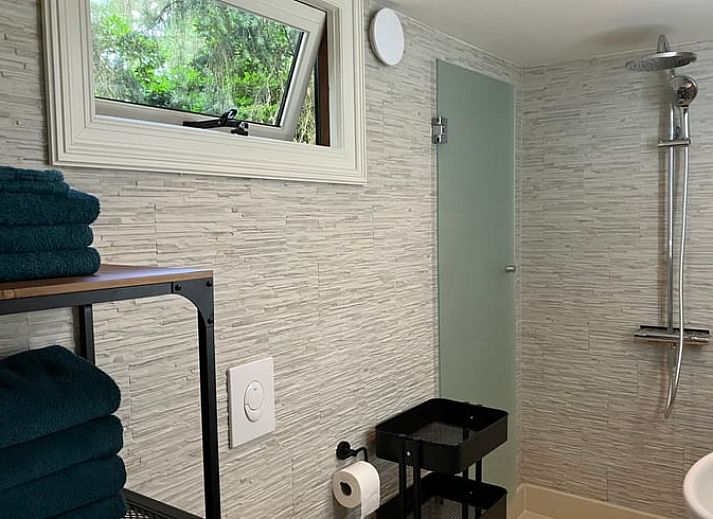 Zonnig terras bij Vakantiehuis in Nuenen, een chalet in Hart van Brabant, Noord Brabant, perfect voor ontspanning.