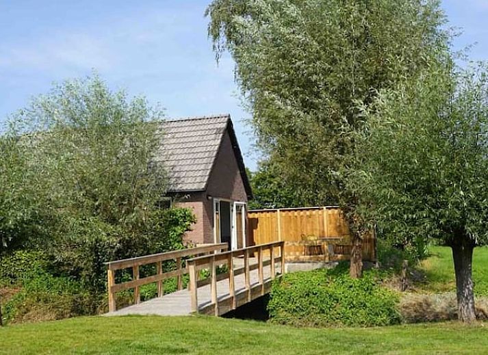 Ferienhaus in Loon op Zand mit Holzbruecke und gruenem Garten in Hart van Brabant, Nordbrabant.