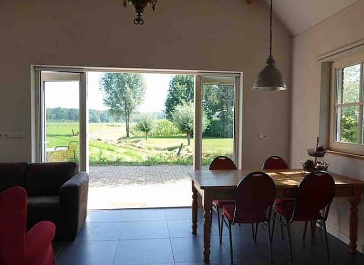 Ferienhaus in Loon op Zand mit Holzbruecke und gruenem Garten in Hart van Brabant, Nordbrabant.