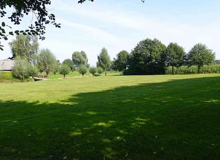 Ferienhaus in Loon op Zand mit Holzbruecke und gruenem Garten in Hart van Brabant, Nordbrabant.