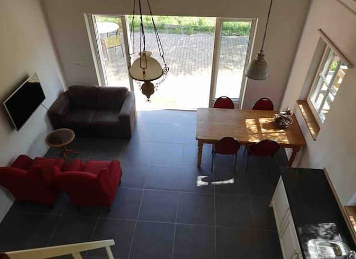 Weitlaeufige Wiese bei Ferienhaus in Loon op Zand, umgeben von Baeumen, Herz von Brabant, Nordbrabant.