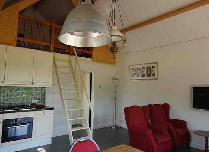 Modernes Esszimmer im Ferienhaus in Loon op Zand mit Blick auf den gruenen Garten, Herz von Brabant, Nordbrabant.