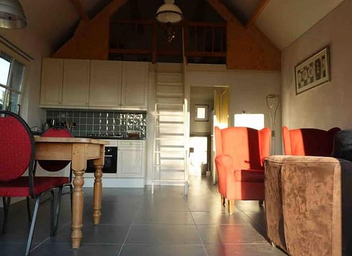 Modernes Esszimmer im Ferienhaus in Loon op Zand mit Blick auf den gruenen Garten, Herz von Brabant, Nordbrabant.