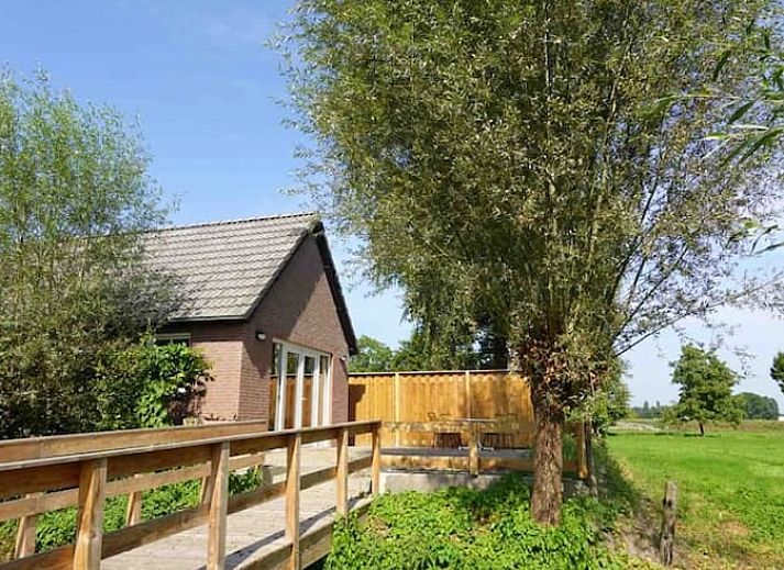 Modernes Esszimmer im Ferienhaus in Loon op Zand mit Blick auf den gruenen Garten, Herz von Brabant, Nordbrabant.