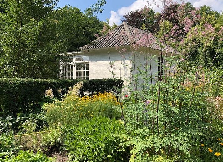 Grosser Rasen im Ferienhaus in Loon op Zand, Nordbrabant.