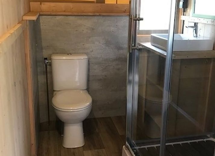 Ruime veranda bij Vakantiehuisje in De Moer, Hart van Brabant, Noord Brabant, perfect voor ontspanning in een glamping lodge.