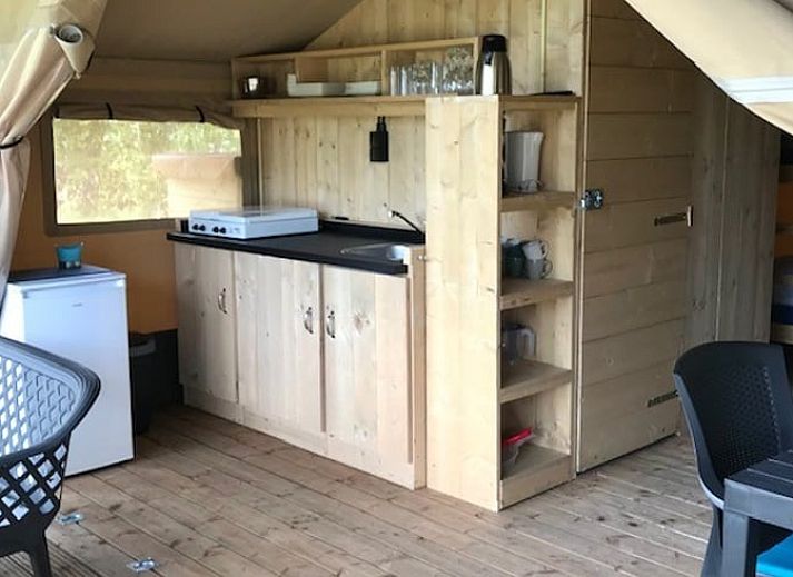 Ruime veranda bij Vakantiehuisje in De Moer, Hart van Brabant, Noord Brabant, perfect voor ontspanning in een glamping lodge.
