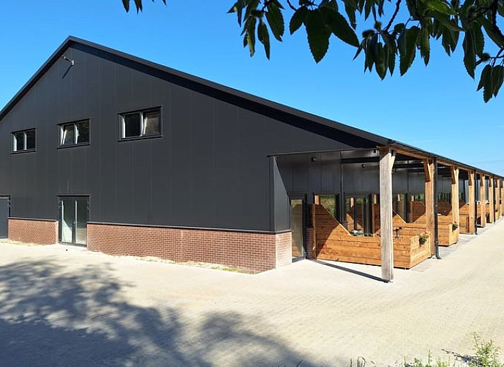 Modernes Wohnzimmer im Ferienhaus in De Moer, Hart van Brabant, Nordbrabant.