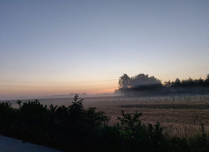 Esstisch mit Blick auf die Natur im Ferienhaus in De Moer, Nordbrabant.